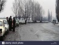 Imagine atasata: warteschlange-fur-kraftstoff-am-stadtrand-von-timisoara-rumanien-foto-terry-fincher-a336jt.jpg